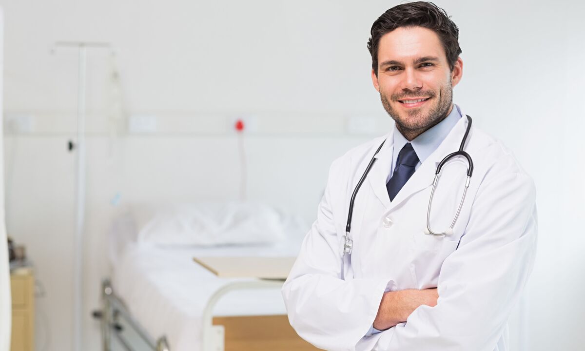 The doctor sets medications for the treatment of prostatitis on the basis of analysis